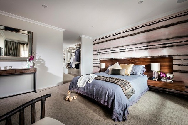 chambres coucher luxe eclectique lit double jete pompon moulure bleu
