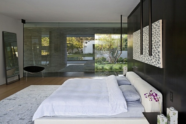 chambres coucher luxe moderne lit blanc vitre corridor mur noir miroir