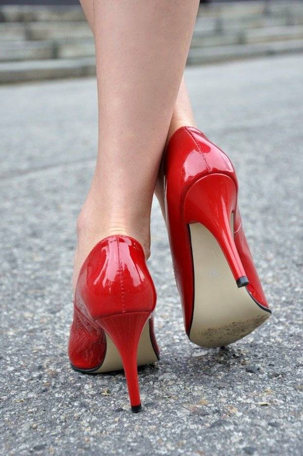 chaussure talon haut rouge laquée