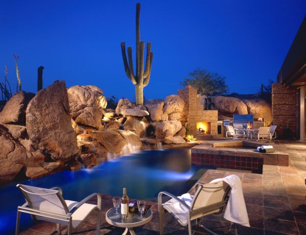 cheminée d'extérieur piscine ambiance desert