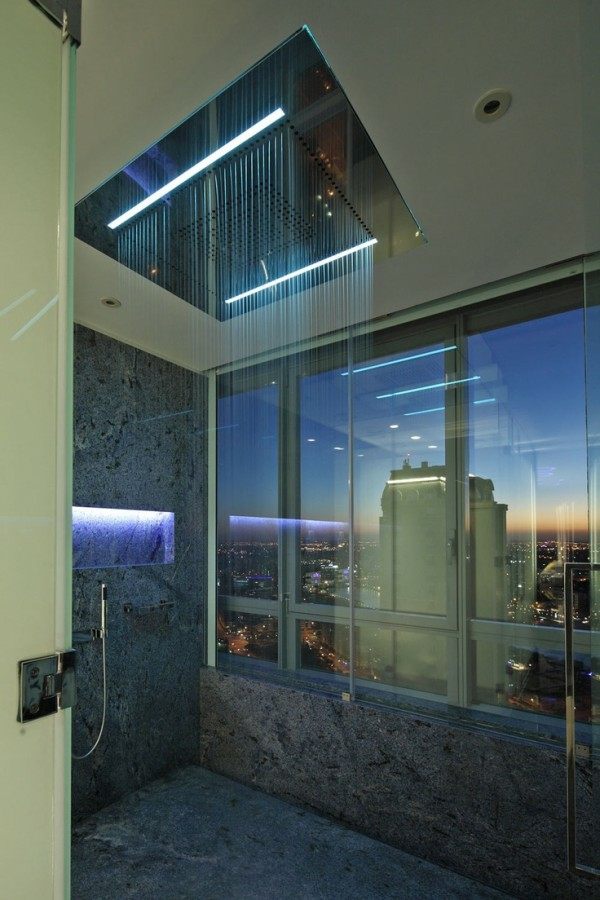  salle de bain italienne ciel de douche moderne vue sur ville