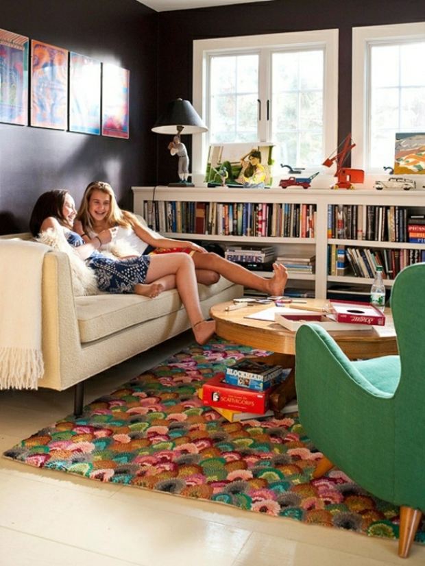coin détente jovial tapis coloré meuble bibliothèque