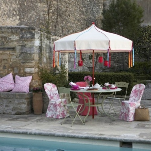 coin ropos chic table ronde chaises originales piscine