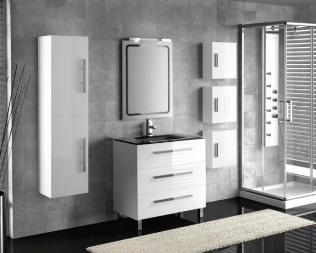 colonne-salle-bains-blanche-élégante-poignées-métalliques-murs-gris-mobilier-blanc