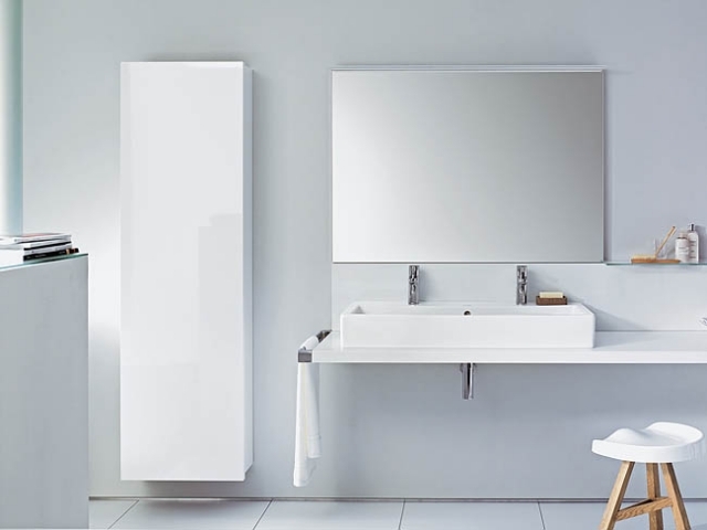 colonne-salle-bains-minimaliste-design-élégant-blanche-miroir-grand-vasque-blanc