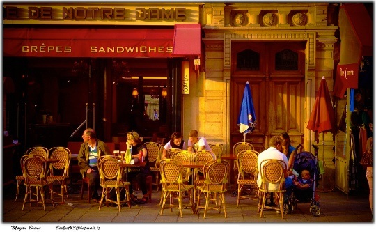 commencez week end à Paris petit déjeuner café aux folies métro bellevile