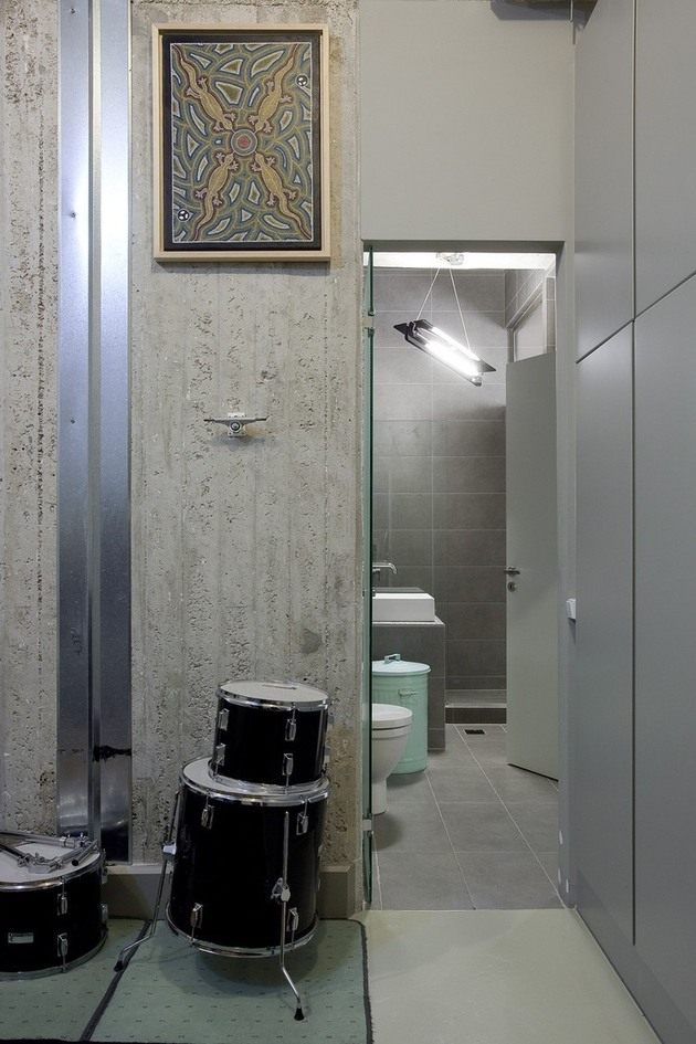 corridor industriel coin musique percussions accès salle de bain
