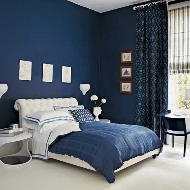 couleur chambre couleur-chambre-coucher-combinaisons-murs-bleu-foncé-inge-lit-blanc-rideaux-motifs