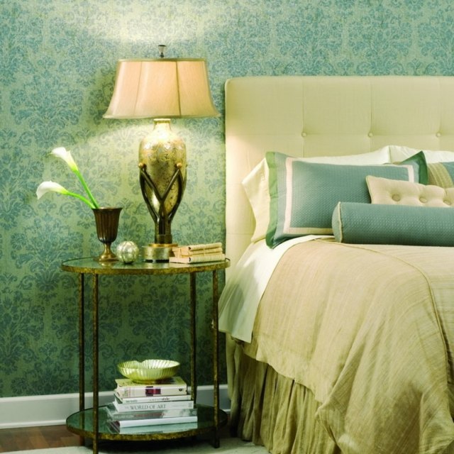 couleur-chambre-coucher-combinaisons-papier-peint-vert-motifs-bleus-linge-lit-beige couleur chambre