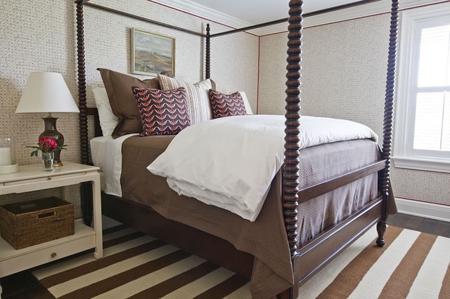 couleur chambre couleur-chambre-coucher-combinaisons-tapis-rayures-marron-blanc-linge-lit-blanc-marron-coussins-décoratifs-accents-bleu-rouge