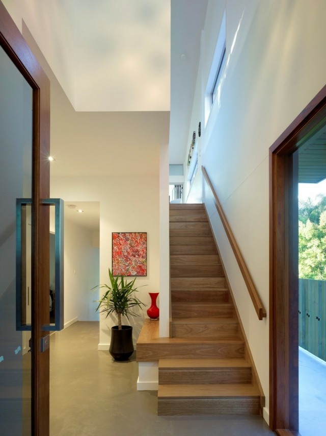 couloir bois est assez présent le voit dans cet escalier intérieur clair blanc