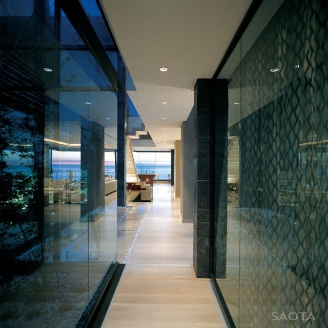 couloir maison luxueuse mur verre