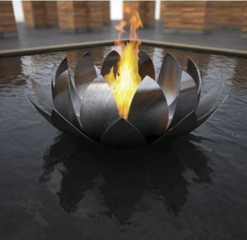 coupe vasque feu metal feuille fleur petale fontaine eau plan argent pilier pierre