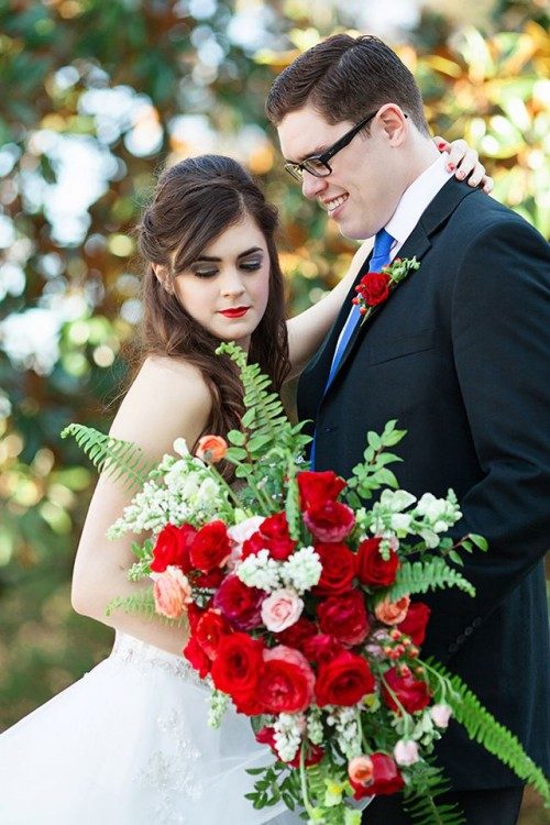 couple avec bouquet mariee