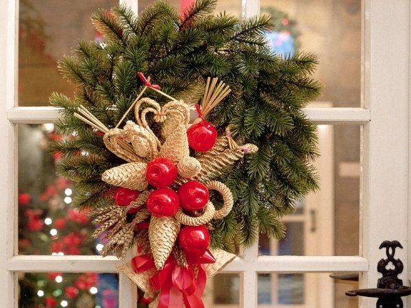 couronne-Noël-DIY-branches-pin-pommes-pin-dorées-ruban-rouge couronne de Noël DIY