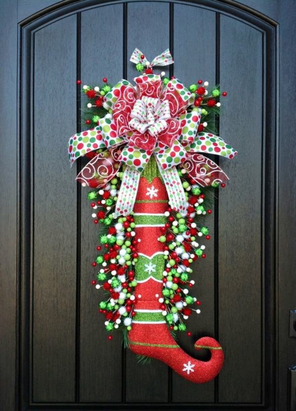 couronne-Noël-DIY-chaussette-fête-rouge-vert-ruban-multicolore couronne de Noël DIY
