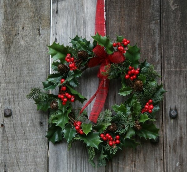 couronne-Noël-DIY-houx-branches-pin-pommes-pin-ruban-rouge couronne de Noël DIY