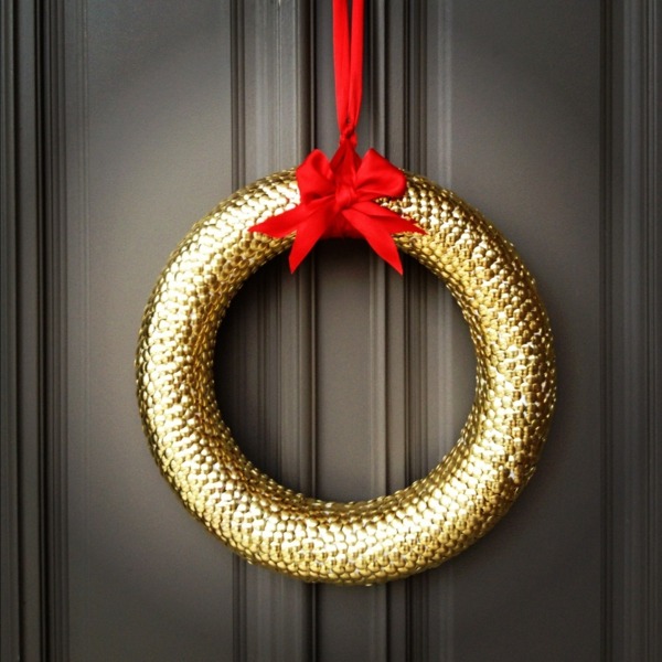 couronne-Noël-DIY-moderne-look-dorée-ruban-rouge couronne de Noël DIY