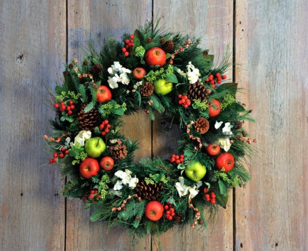 couronne-Noël-DIY-naturelle-branches-cèdre-sapin-pommes-fleurs-pommes-pin couronne de Noël DIY
