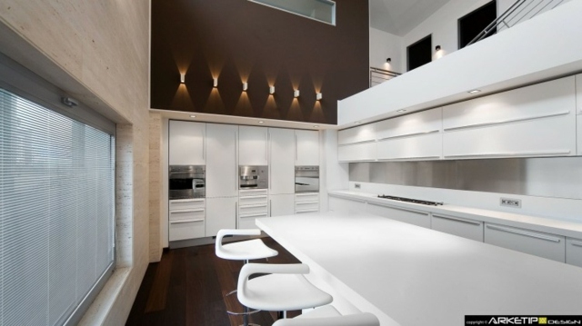 cuisine moderne blanc placard bande pierre escalier transparene marron bois passerelle arketipo
