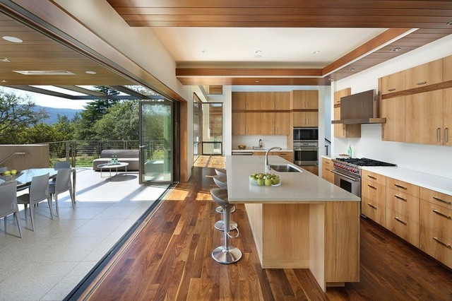 cuisine moderne bois spacieux porte fenetre coulissant salle manger exterieur