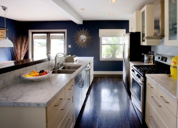 cuisine moderne chic mur bleu profond