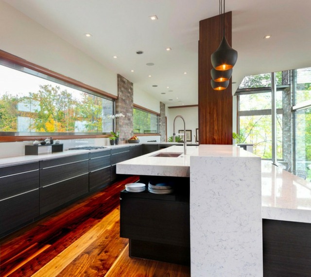 cuisine moderne design interieur plan travail bar marbre noir bois parquet fenetre bande