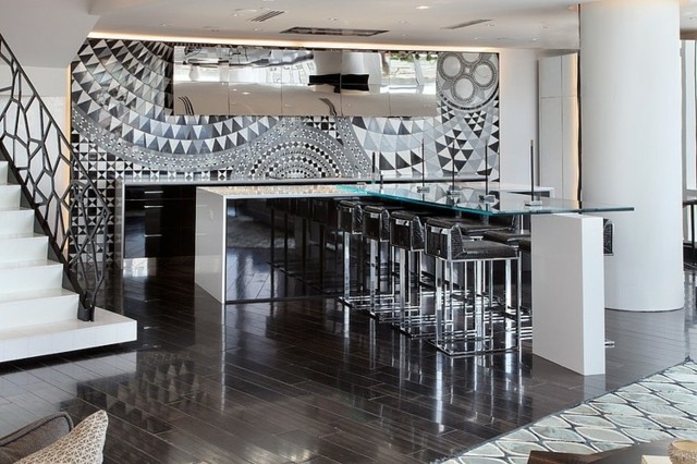cuisine moderne design kitsch plateau verre escalier mur mosaique motfi geometrique