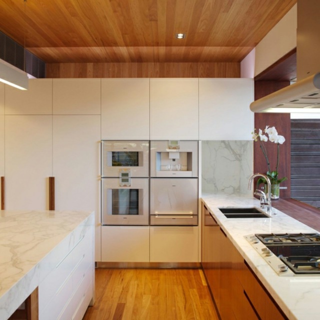 cuisine moderne design minimal bois parquet plafond equipement evier fenetre marbre
