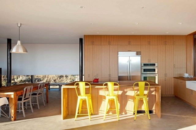 cuisine moderne design salle manger lumiere soleil rasant poteau chaise jaune