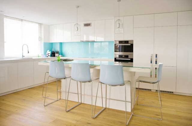 cuisine moderne design surface lisse blanc chaise bleu ilot parquet