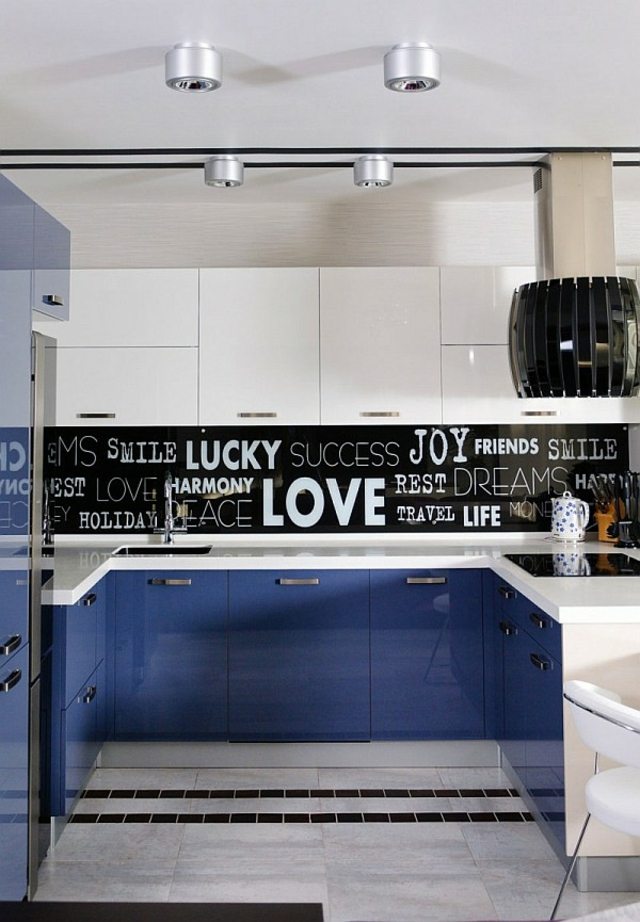 cuisine moderne design surface verre ecriture blanc noir bleu placard