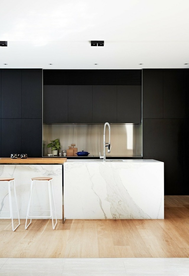 cuisine moderne douchette ilot marbre parquet noir design luxe
