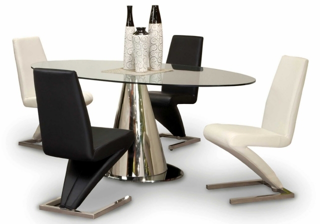 cuisine-moderne-idée-originale-noir-blanc-chaises-table