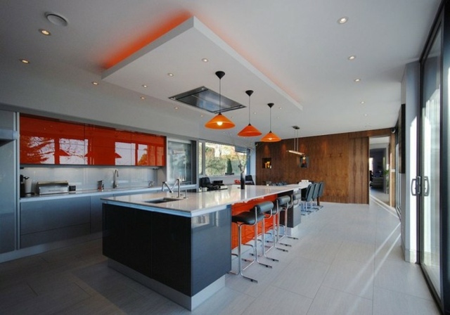 cuisine moderne interieur blanc orange porte bois coulissant fenetre