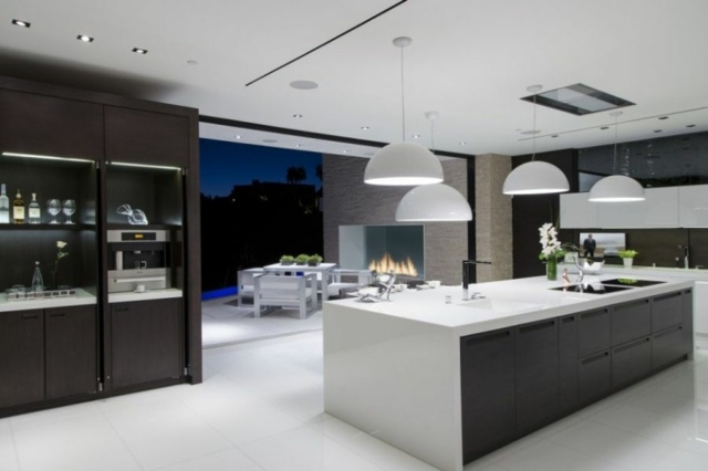 cuisine moderne luxe californie exterieur cheminee terrasse baie minimal blanc noir