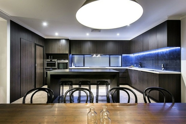 cuisine moderne noir eclairage bleu sombre placard