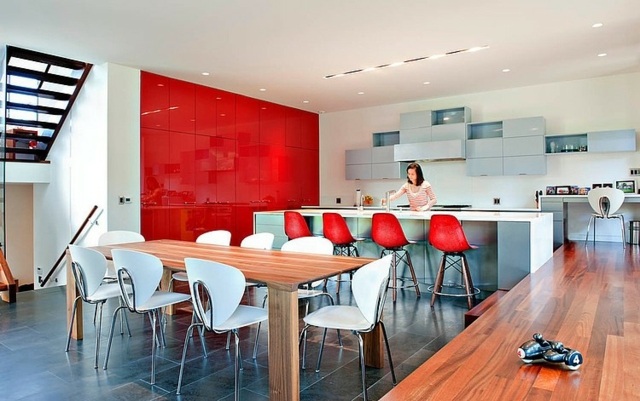 cuisine moderne parquet plateforme mur rouge placard escalier chaise rouge bar
