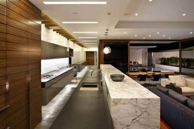 cuisine moderne salon lounge marbre poutre filtre lumiere canape