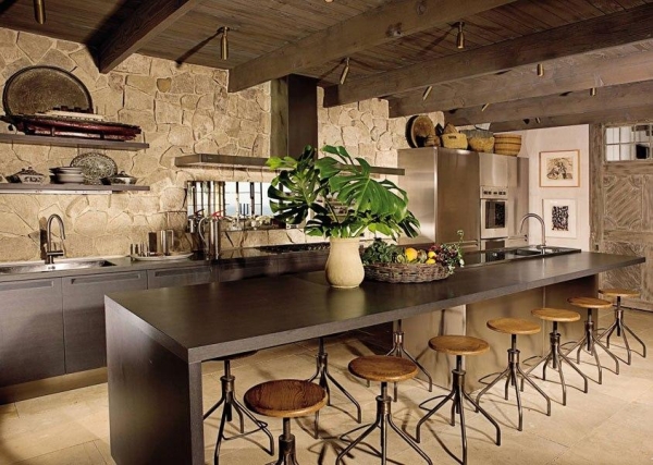 cuisine-rustique-chaises-bois-métal-plafond-bois-étagères-armoires-bois-murs-revêtement-pierre