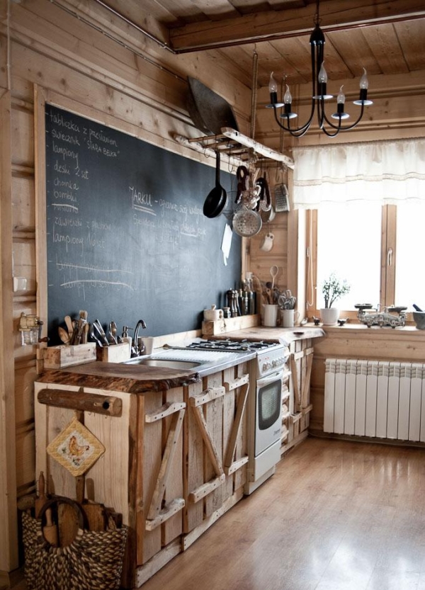 cuisine-rustique-lustre-fer-armoires-bois-tableau-noir-vaisselle-suspendue cuisine rustique