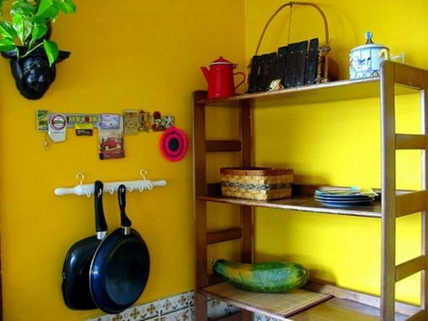 cuisine rustique mur jaune accents noirs