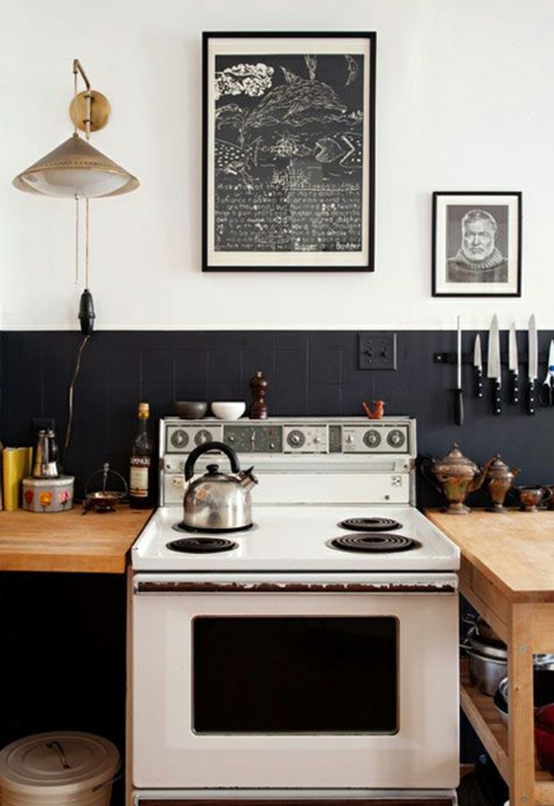 cuisine vintage carrelage noir mur blanc