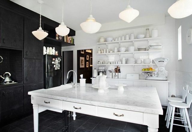 décoration noir et blanc cuisine moderne suspensions vintage