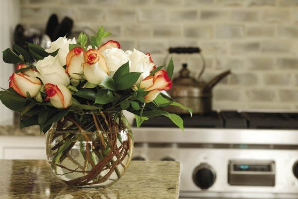 Beau vase rond avec des roses simples  déco cuisine