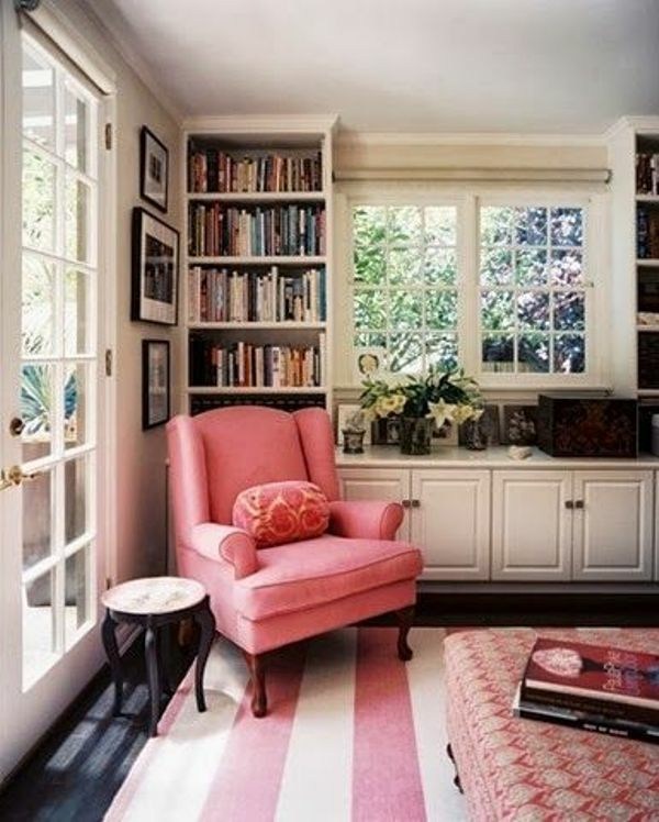 Déco en rose bel assortiment de tapis et de fauteuil  bois fenêtres salon 