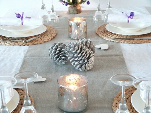 decoration-de-noel-couleur-argent-cones-pin-table-bougies