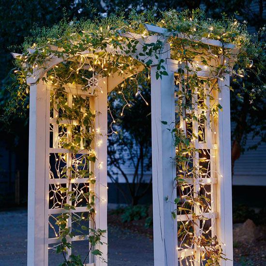 décoration de noël extérieur arc blanc lumieres plantes