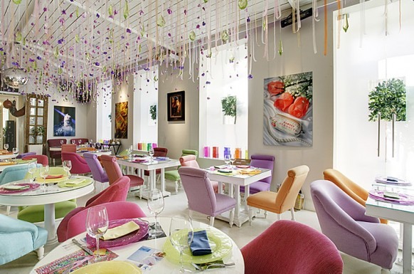 décoration de restaurant couleurs brillantes