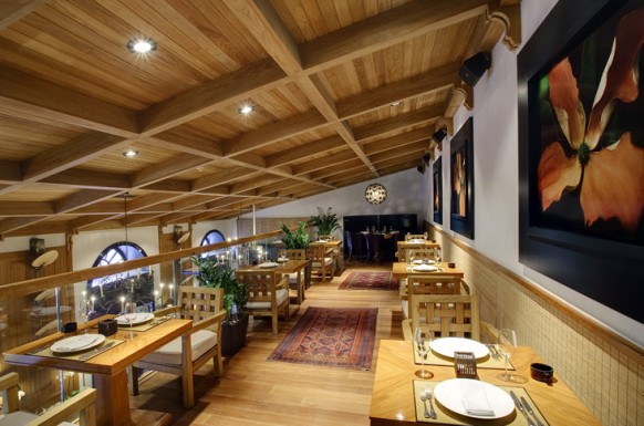 décoration de restaurant tables plafond bois